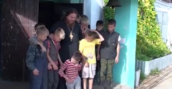 Православный священник Борис Кицко с воспитанниками.