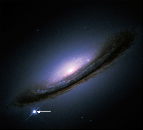 Сверхновые звёзды, как эта в скоплении галактик в Деве, помогают измерять космическое расширение. Их наблюдаемые свойства исключают альтернативные космологические теории, в которых пространство не расширяется.