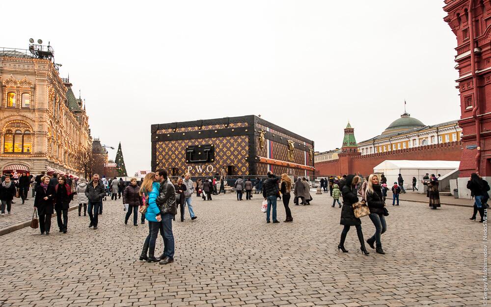Памятник эпохе: зачем на Красной площади чемодан