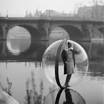 «Simone, Bubble, Seine, Paris, 1963» (1). © Мелвин Сокольски.