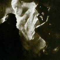 Роден со своими скульптурами: Виктора Гюго и «Мыслителя», 1902 г.