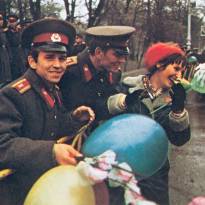 7 Ноября — это не только демонстрация военной мощи 7 Ноября — это не только демонстрация военной мощи, но и праздник, когда рекой льются шампанское и водка, а в руках курсантов и их подруг появляются воздушные шары с бумажными цветами. Из книги 1977 г. журналиста Bart McDowell и фотографа Dean Conger «Путешествие по России: Советский Союз сегодня». Авторы провели в СССР два года и, объехав все пятнадцать республик и десятки городов, представили западному читателю 370-ти страничный труд, содержащий сотни фотографий - портрет огромной страны и ее жителей.