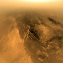 Высадка Гюйгенса на Титан ... почва в месте посадки напоминает мокрый песок или глину. Батареи на зонде уже разрядились, однако он работал более 90 мин. с момента посадки и успел передать много изображений. По своему странному химическому составу Титан отчасти напоминает Землю до зарождения жизни. Видео по ссылке «источник».