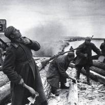 Переправа через Днепр. 1943 г. Фото Аркадия Шайхета (1898 - 1959 гг.)