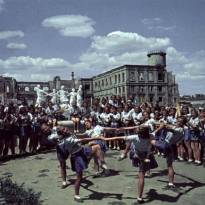 Первый послевоенный физкультурный парад в Сталинграде. Май 1945 г. Девочки копируют восстановленный знаменитый фонтан «Детский хоровод» (виден на заднем плане). Фото Марка Редькина.