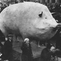 Голодные советские люди никогда не ели мяса. Поэтому на демонстрациях чекисты носили сделанную из папье-маше свинью - и советские люди ели 2 раза в год МЯСО ВПРИГЛЯДКУ.