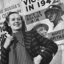 Советомания в Великобритании. 1942 г. Во время Второй мировой войны советомания в Великобритании принимала самые причудливые формы: была даже мода на советскую символику в одежде.