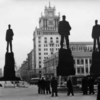 Выбор места под памятник Владимиру Маяковскому. 1956 год. Чтобы выбрать оптимальное расположение памятника были изготовлены его деревянные макеты в натуральную величину, которые перемещали по площади.