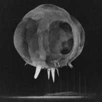 Фотография ядерного взрыва через одну миллисекунду после детонации. Время экспозиции - 3 микросекунды.