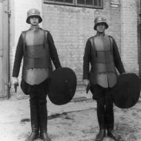 Польские полицейские в штурмовых доспехах, 1920 г.