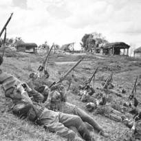 Снайперы ведут огонь по самолетам противника. 1943 г.