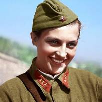 Старший сержант Людмила Павличенко - снайпер 25-й Чапаевской дивизии Приморской армии, будущий Герой Советского Союза. Фото 1942 года.