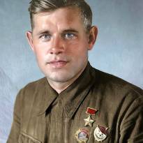 Анатолий Васильевич Самочкин (1 мая 1914, Рыбинск — 15 мая 1977, Горький) — Герой Советского Союза, лётчик-штурмовик, лейтенант. Фото 1942 года.