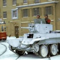 Советский легкий танк БТ-5 на одной из улиц г. Москвы. Зима 1941 года.