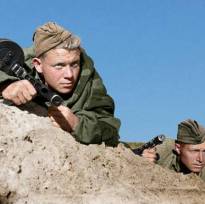 Советские солдаты следят за противником на позициях у Севастополя, 1942 г.