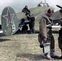 Пилот со штурманом пикирующего бомбардировщика Пе-2 обсуждают выход и заход на цель. Стрелок-радист принимает вооружение у механика.