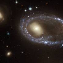Кольцеобразная галактика AM 0644-741. Край голубой галактики, находящейся правее центра этого изображения - это огромная кольцеобразная структура диаметром 150 тысяч световых лет, состоящая из молодых звезд.