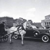 Извозчик и автомобиль. Площадь Революции. 1937 г. Фото Аркадия Шайхета (1898 - 1959 гг.)