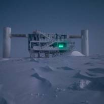 Нейтринная обсерватория IceCube («Ледяной кубик») на станции Амундсен-Скотт, Антарктида.