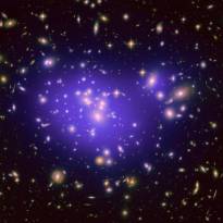 Цифровое моделирование тёмной материи. Скопление галактик Абель 1689. При более близком рассмотрении можно заметить, что много фоновых галактик странно увеличены и искажены. Они приняли форму длинных кривых арок, исказившись под действием гравитационной линзы скопления. Компьютерный анализ положения и формы этих арок показывает, что в добавление к видимой материи в скоплении должно находится значительное количество тёмной материи.На изображении цифровое моделирование тёмной материи показано фиолетовым цветом. Скопление Абель 1689 и сейчас остаётся загадочным: арки настолько многочисленны и разнообразны, что ни одна из моделей тёмной материи не может объяснить их все.