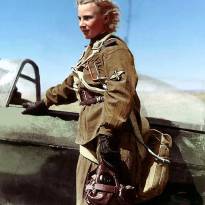 Лидия Владимировна Литвяк — Герой Советского Союза, гвардии младший лейтенант, лётчик-истребитель, командир звена 3-й эскадрильи 73-го Гвардейского истребительного авиационного полка. 1943 г.