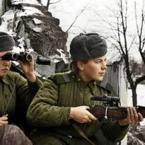 Девушки-снайперы - старший сержант Р.Г.Шанина и старший сержант З.М.Шмелёва сидят в засаде. 3-й Белорусский фронт. Фото 20 января 1945 г.