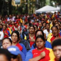 Граждане Венесуэлы молятся за здоровье Уго Чавеса. Ещё семь замечательных фотографий см. по ссылке «источник».