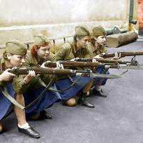 Девушки-добровольцы во время обучения стрельбе из винтовки. Москва. Фото осень 1941 года.
