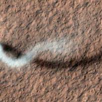 Ядро вихря имеет диаметр около 30 метров, а пыльный столб, что поднимается в разреженную марсианскую атмосферу, простирается в высоту на 800 метров над поверхностью. Фото: Mars Reconnaisance Orbiter.