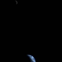 Это первая в истории композиция Земли и Луны при взгляде извне нашей планетарной системы. 18 сентября 1977 года Voyager-1 удалился от Земли на 11,6 млн. километров и сделал снимок своей родины.