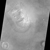 Марсианский Сфинкс. Викинг 1 фото 1976 года, Mars Global Surveyor (MGS) фото 1998 года и MGS фото 2001 года. (Фото: NASA). В комментариях смотрите предполагаемую карту пешего маршрута по «Марсианскому Сфинксу», созданную Джимом Гарвином и «объёмную» видеореконструкцию объекта на основе реальных снимков.