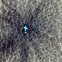 Метеорит вскрыл подгрунтовый водяной лёд на Марсе. Ученые долго сомневались, что на Марсе так много льда и что он лежит практически на поверхности. Но силы небесные помогли удостовериться. Фото, полученное MRO, демонстрирует приповерхностные залежи водяного льда на 44-й параллели в Северном полушарии. Дальнейшее наблюдение за этой метеоритной воронкой показало, что лед на открытом воздухе долго не держится и испаряется за несколько дней. Но под слоем пыли, где он не может нагреться выше нуля градусов, лед способен пролежать миллионы лет в ожидании потепления климата или прибытия колонистов с Земли.