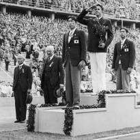 Показав на Олимпиаде-1936 одинаковый результат в прыжках с шестом, два японца Сюхэй Нисида и Суэо Оэ не согласились с решением Олимпийского комитета и сделали себе по бронзово-серебряной медали.