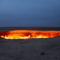 «Врата Ада» в Каракумах. Газовый кратер горит уже более 40 лет. В комментариях - видео.