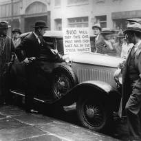 Прогоревший биржевой игрок Walter Thornton пытается продать на улице свой роскошный автомобиль за 100 долларов наличными после краха Нью-Йорской фондовой биржи в конце 1929 г.