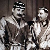 Иосиф Сталин и Климент Ворошилов в национальных костюмах, подаренных им делегатами — участниками совещания передовых колхозников Туркмении и Таджикистана.
