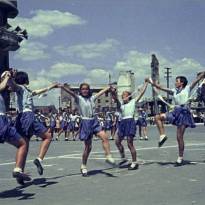 Первый послевоенный физкультурный парад в Сталинграде. Май 1945 г. Площадь Павших борцов, позади – дом Красной армии и улица Гоголя. Фото Марка Редькина.