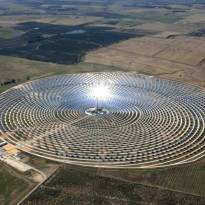 Первая в мире коммерческая солнечная электростанция Гемасолар, способная функционировать круглые сутки и в любую погоду. Фуэнтес-де-Андалусиа, Испания.