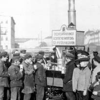 1908 г. Очередь за бесплатным кипятком и порцией чая с сахаром, выдаваемыми пунктом Городской санитарной комиссии во время эпидемии холеры.