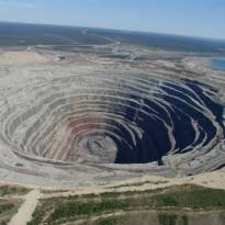 Кимберлитовая трубка «Удачная». Месторождение алмазов на севере Якутии. Расположено в 20 километрах от северного полярного круга, в Далдын-Алакитском кимберлитовом поле. Была открыта в июне 1955 года.
