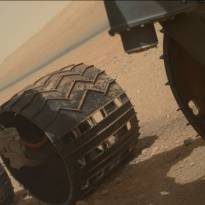 На колёсах марсохода есть несимметрично расположенные прорези. Каждые три их ряда повторяются, в переводе из кода Морзе это даёт аббревиатуру JPL — Jet Propulsion Laboratory.