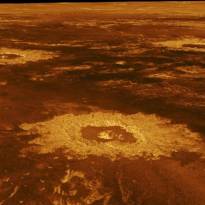 Венера. View of Lavinia Planitia. Видны три ударных кратера. Моделирование на основе радиолокационных данных. Имитация цветов и цифровые карты высот разработаны Геологической службы США. Моделирование оттенков основано на цветах изображения, записанных советскими космическими аппаратами Венера-13 и 14. Изображение было изготовлено в лаборатории JPL и опубликовано 29 мая 1991 г. на пресс-конференции JPL.