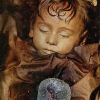 Розалия Ломбардо - «спящая красавица». Умерла в 1920 г., а как будто заснула. Подробнее в комментариях.