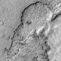 Слонёнок на Марсе :) Игры инопланетного ландшафта. Снимок MRO.
