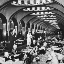 Подземный вестибюль станции метро «Маяковская» во время воздушной тревоги. январь, 1942 г. Фото Аркадия Шайхета (1898 - 1959 гг.)