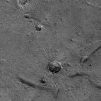 «Стеклянные тоннели» на Марсе (9). Снимки переданы американской беспилотной станцией «MarsGlobal» 11 августа 1999 г. В районе равнины Ацедалия были найдены объекты, которые на сайтах независимых исследователей Марса фигурируют под названиями «стеклянные туннели», «стеклянные трубы» и «стеклянные черви».