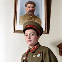 Младший лейтенант Павличенко Людмила Михайловна - снайпер 25-й Чапаевской стрелковой дивизии. Фото 1942 года.