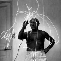Пабло Пикассо рисует световым карандашом.