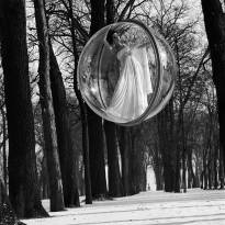 © Мелвин Сокольски. Из серии: «Simone, Bubble, Seine, Paris, 1963».