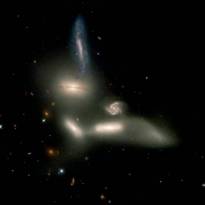 Секстет Сейферта. Сближение галактик в медленном танце разрушения будет длиться миллиарды лет. Галактики расположены настолько близко, что под действием сил гравитации из них выбрасываются звезды и искривляется их форма. Под действием все тех же сил гравитации данные галактики могут объединиться в одну большую галактику. Название Секстет Сейферта означает, что в данной группе находятся шесть галактик. Но, как видно на изображении с космического телескопа Хаббл, только четыре галактики участвуют в смертельном танце.